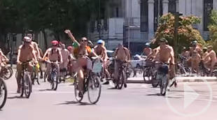 En bici y 'desnudos' ante los coches
