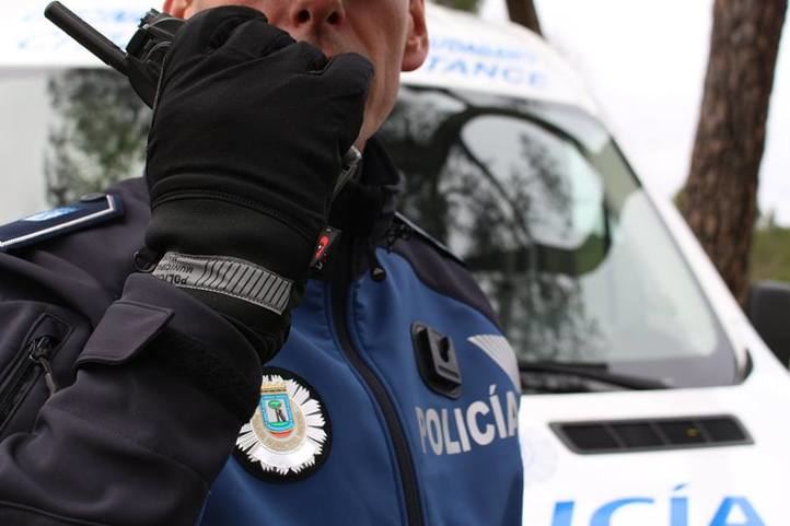 El arrestado golpeó la puerta del domicilio de la víctima con un palo.