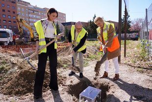 Los concejales Andrea Levy, José Fernández y Paloma García Romero ponen la primera piedra del centro de día en la calle Téllez