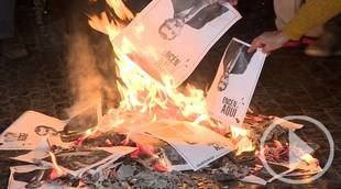 Los independentista queman fotos del Rey