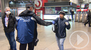 Reparto de mascarillas en el Metro
