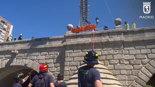 Rescate de un joven que se precipitó desde el Puente de Segovia.
