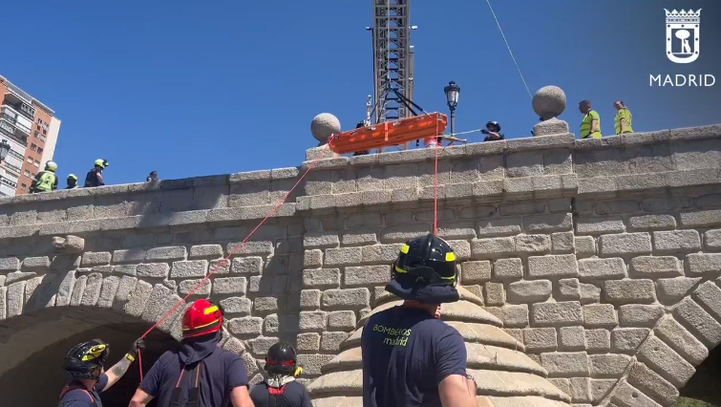 Rescate de un joven que se precipitó desde el Puente de Segovia.