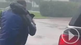 Un gatito es rescatado en pleno huracan Milton