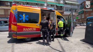 Un hombre apuñalado y otro contusionado durante una reyerta en un portal de Carabanchel