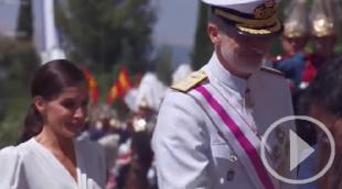 Las Fuerzas Armadas y los Reyes se dan un baño de masas en Granada