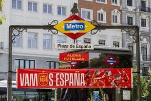 La estación de Plaza de España, 'santuario' de La Roja femenina en plena Eurocopa
