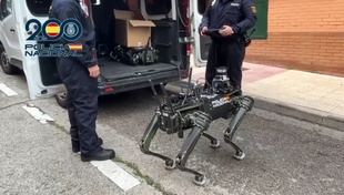 Robot de la Policía Nacional en la investigación del fuego de un garaje en Alcorcón