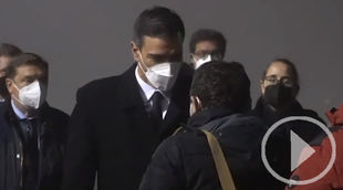 Sánchez recibe el avión con los marineros supervivientes y fallecidos