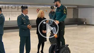 La Guardia Civil patrulla en 'segway' por el aeropuerto Adolfo Suárez Barajas