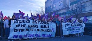 Manifestación de estudiantes en Parla por el libre uso del hiyab en los institutos