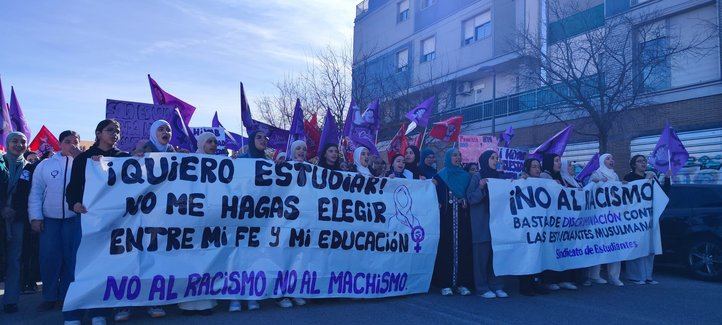 Manifestación de estudiantes en Parla reivindicando el uso del pañuelo musulmán en las aulas