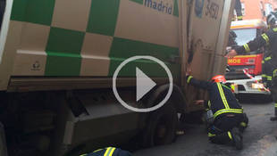 La rueda de un camión de la basura queda encajada en un socavón en Vallecas