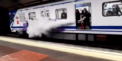Un conductor de Metro rocía con un extintor a unos grafiteros