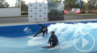 Los campeones Andy y Garazi surfean sobre la ola artificial de Madrid