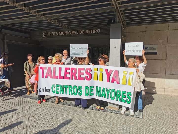 Usuarios de los talleres de mayores suspendidos por la quiebra de Educo