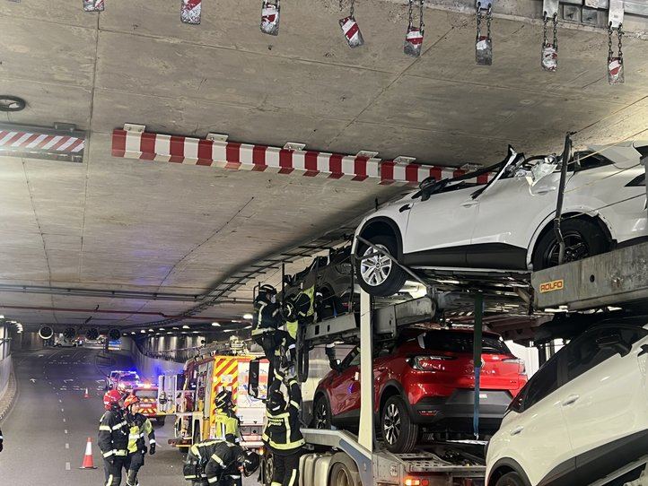 Tráiler encajado en el túnel de Bailén