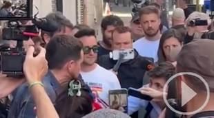 Pablo Iglesias lanza el micrófono a Vito Quiles en la presentación de su libro 'Enemigos íntimos'