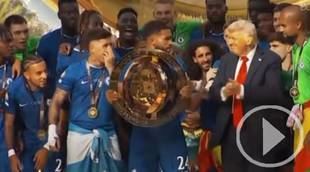 Trump se queda a festejar con los jugadores de Chelsea después de entregar el trofeo