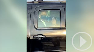 Trump sale del hospital para saludar a sus seguidores