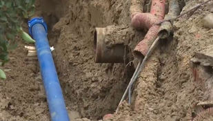 Restablecido el suministro tras horas sin agua por la rotura de una tubería en Aluche