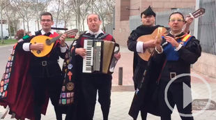 La tuna canta a Cifuentes a las puertas de la Asamblea
