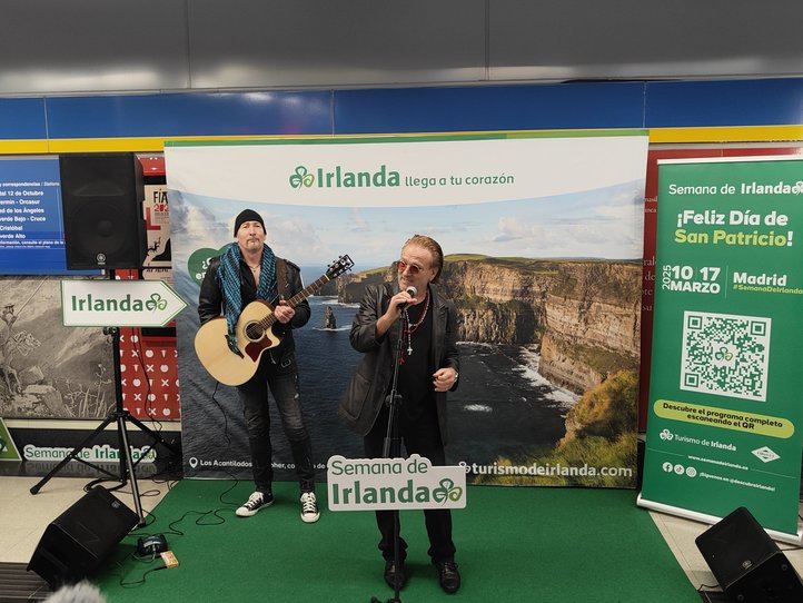 Pavel Sfera & Steve Richards, los músicos del tributo a U2, en el Metro de Madrid abriendo la III Semana de Irlanda