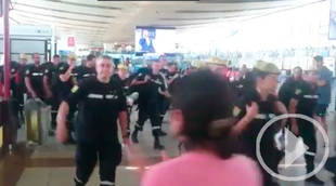 Los bomberos del UME despedidos entre aplausos y vítores en el aeropuerto de Chile