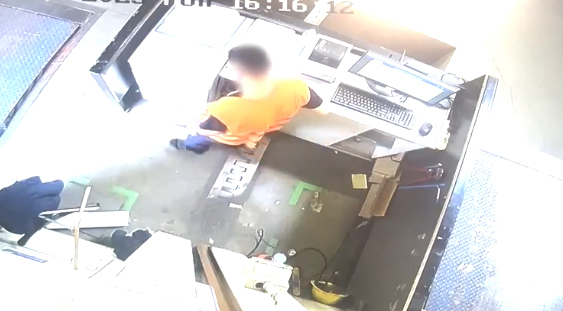 Una cámara detectó al trabajador que sustraía los productos