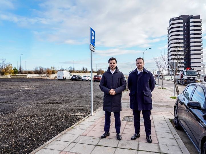 El alcalde de Torrejón de Ardoz, Alejandro Navarro Prieto, y el primer teniente de alcalde y concejal de Urbanismo, Vivienda y Juventud, Víctor Miranda Lozano, en uno de los nuevos parkings