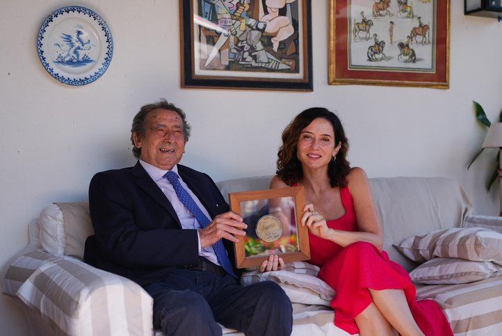 Alfonso Ussía e Isabel Díaz Ayuso con el Premio de Cultura