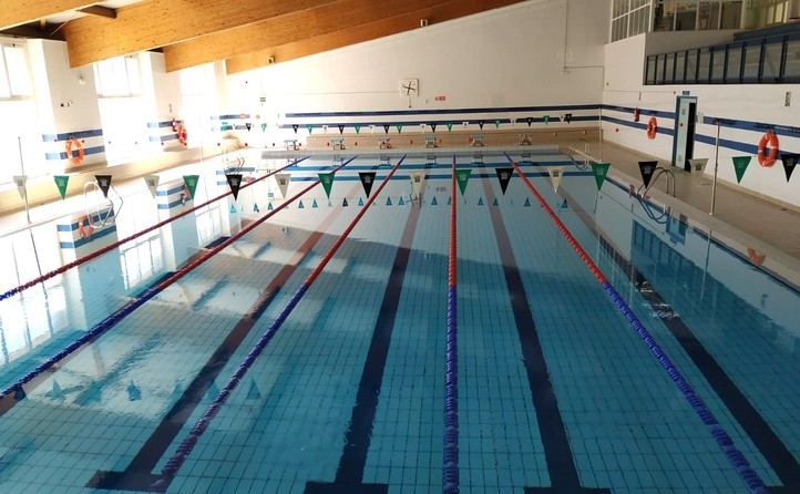 Una bacteria obliga a precintar la piscina del polideportivo del Val en Alcalá