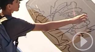 Un niño sorprende con su talento para dibujar en un parabrisas