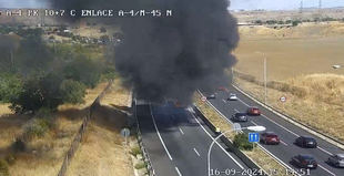Vehículo incendiado en la A-4