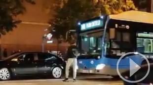 Un autobus de la EMT intenta el atropello de un conductor