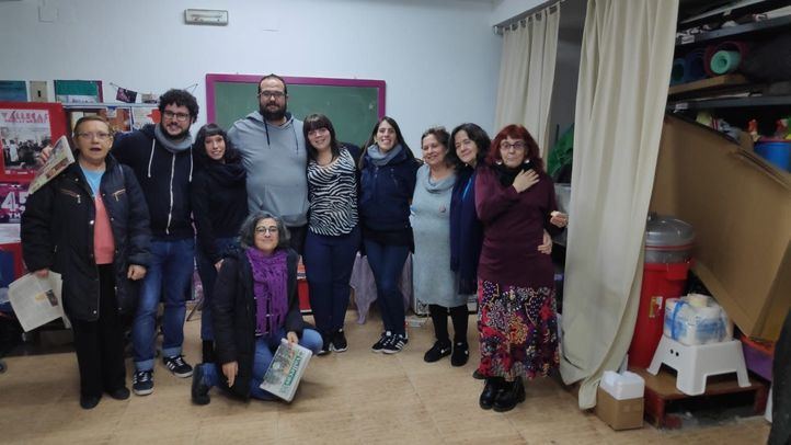 En el centro de la imagen, Bea, de 30 años, en una asamblea de la AV Alto del Arenal
