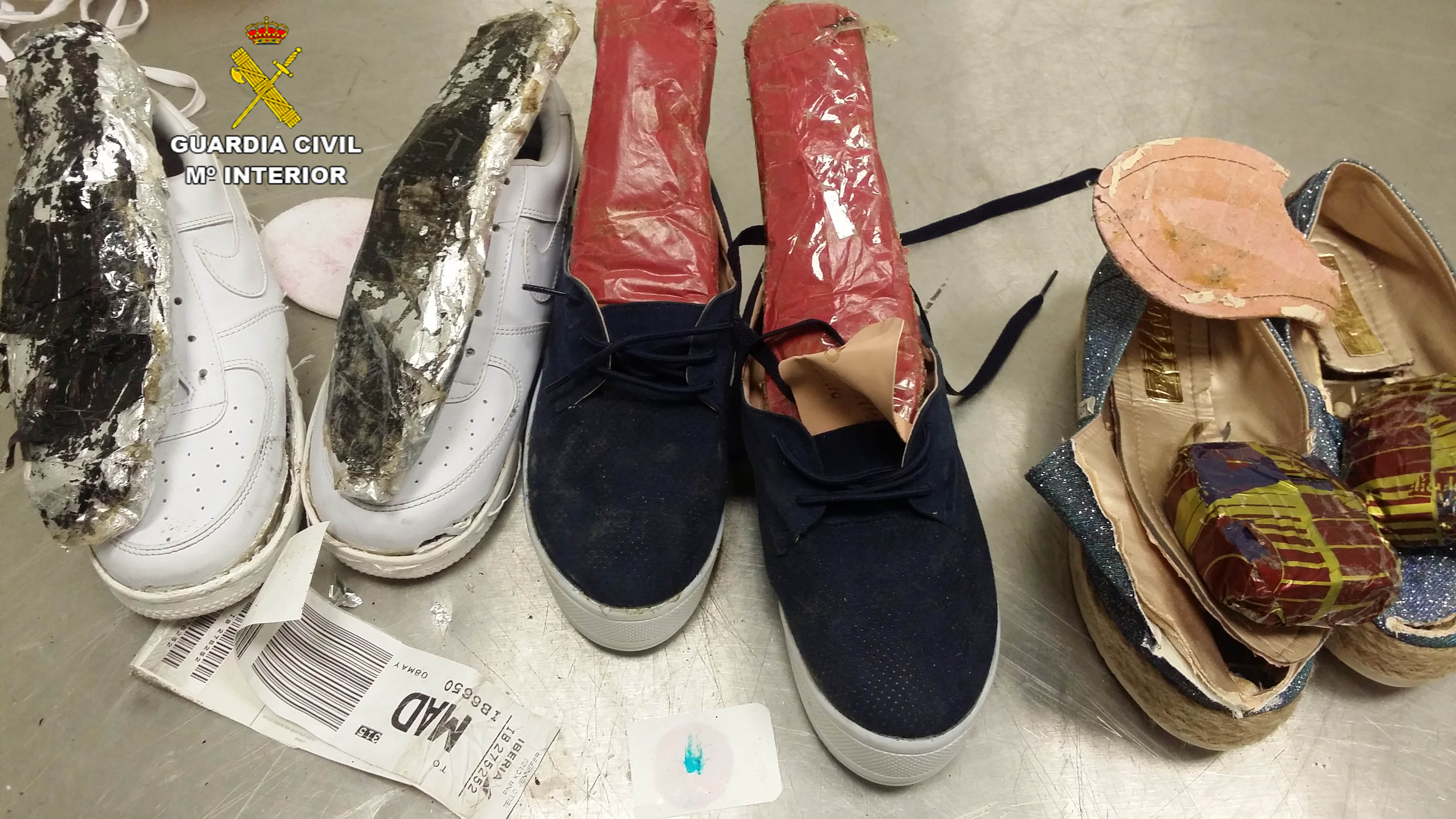 Dos peruanas, detenidas en Barajas intentando pasar cocaína en los zapatos
