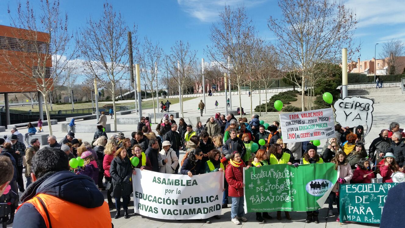 Los concentrados han mostrado pancartas reivindicativas