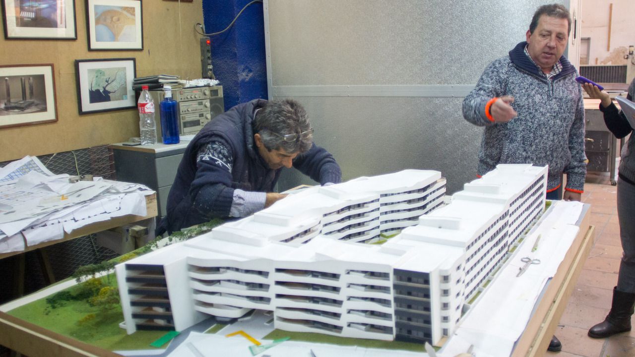 Alfredo nos enseña la maqueta en la que están trabajando