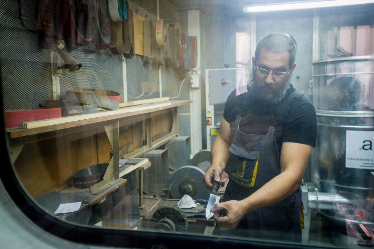 José Galocha afila cuchillos en su taller