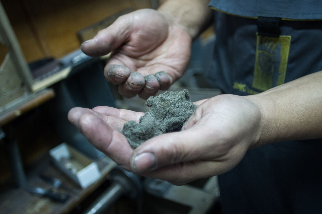 Polvo de acero que sale del afilado de los cuchillos