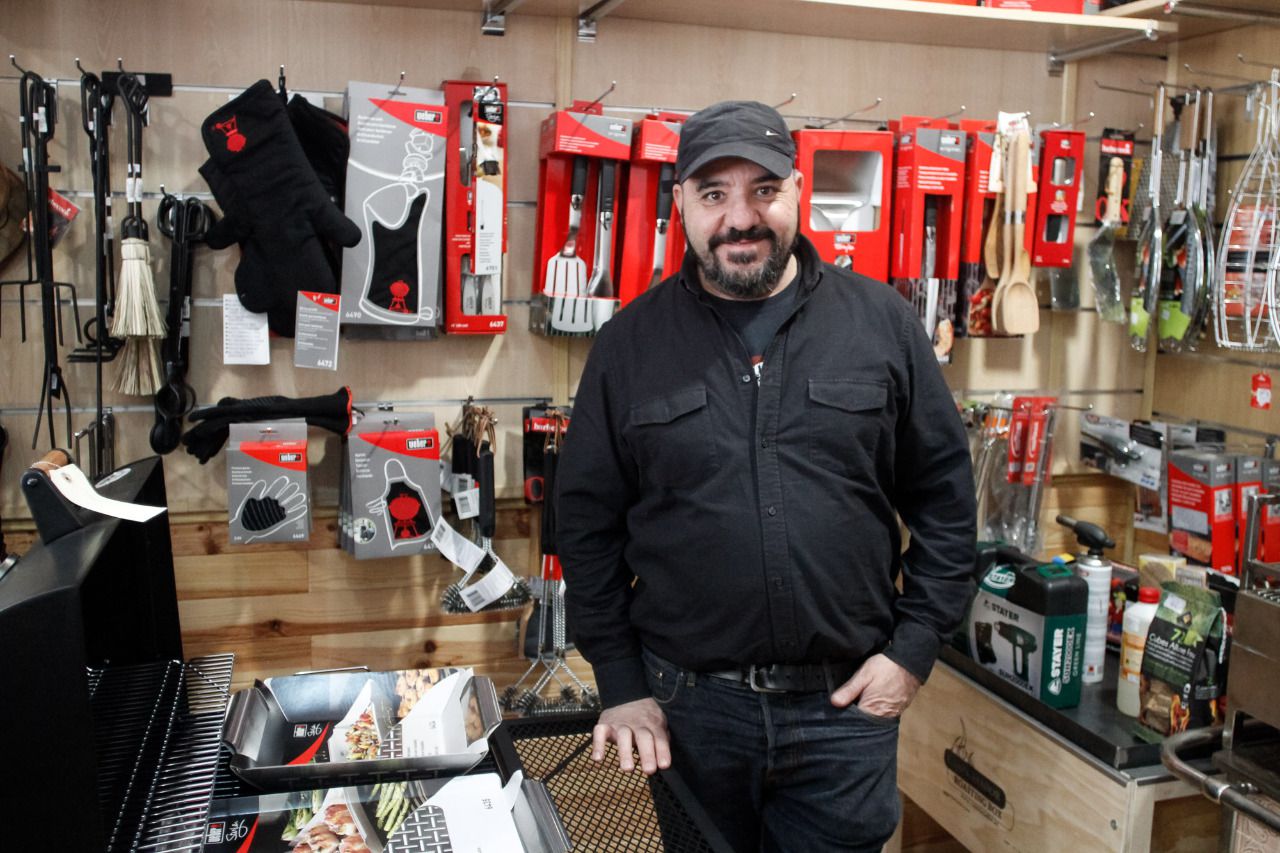 Juan Manuel en su negocio de barbacoas