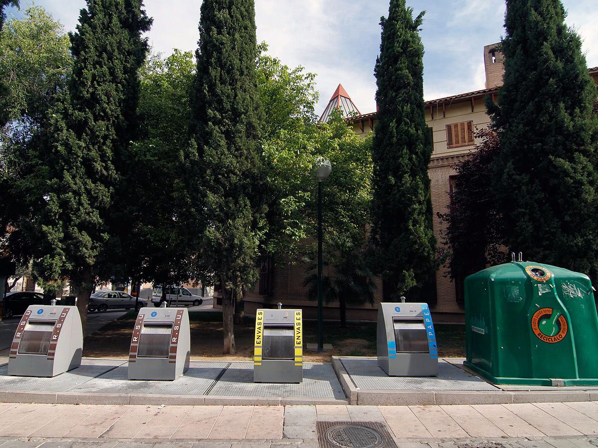 Contenedores de papel, vidrio, orgánico y plásticos