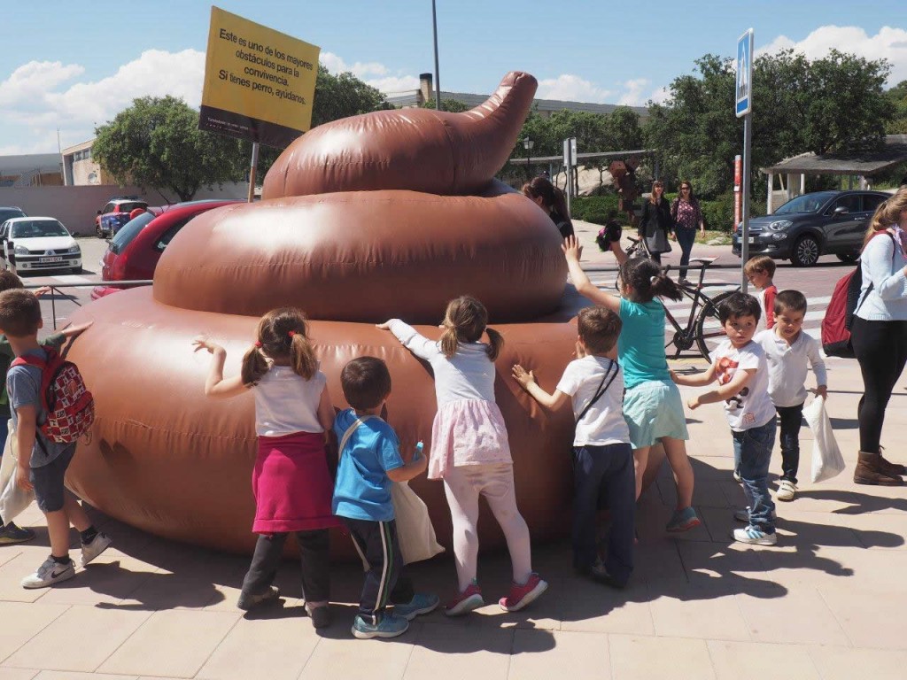 Excremento canino hinchable en Torrelodones