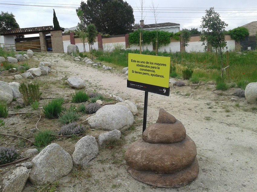 Excremento canino hinchable en Torrelodones