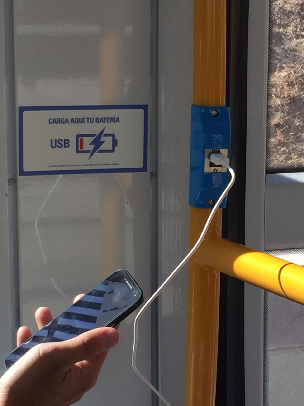 Uno de los puntos de recarga del Metro Ligero Oeste (MLO).