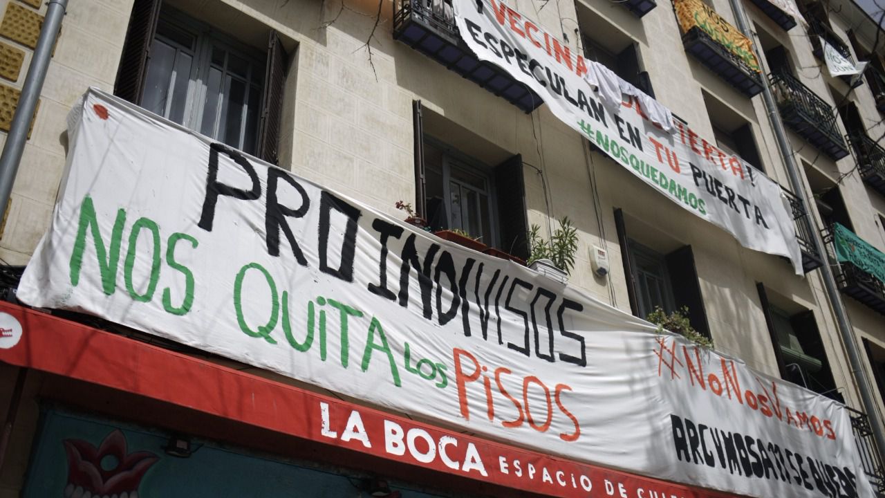 Carteles colgados en el número 11 de Argumosa.