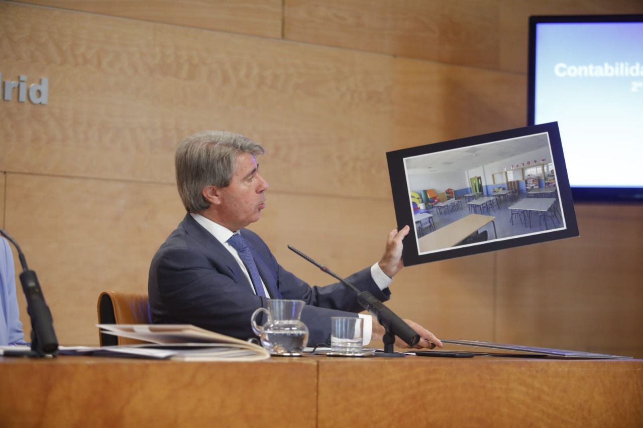 Garrido muestra una foto del comedor reconvertido en aulas en Valdebebas. [Foto: Kike Rincón]