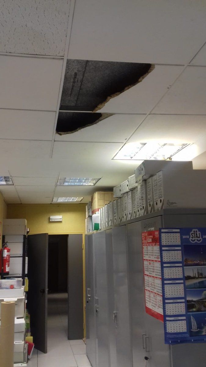 Parte del techo de escayola derrumbado.