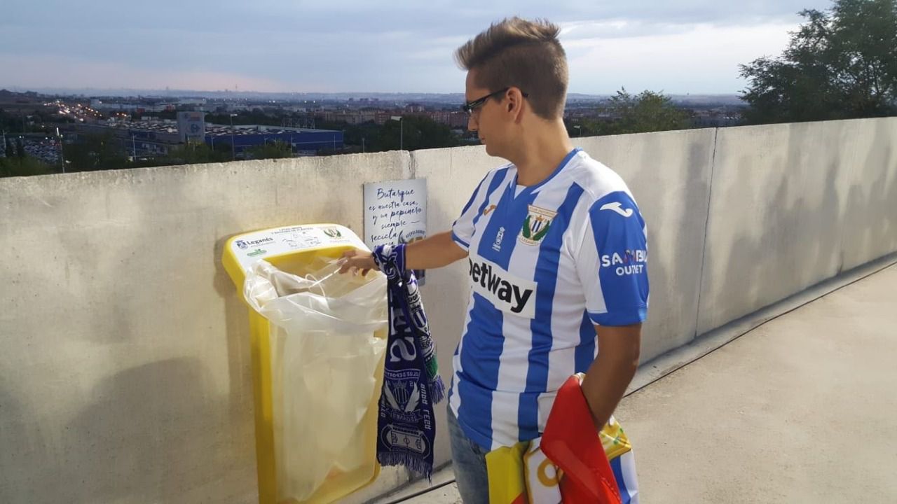 Un joven deposita un envase en uno de las casi 70 papeleras que instaló Ecoembes en Butarque.